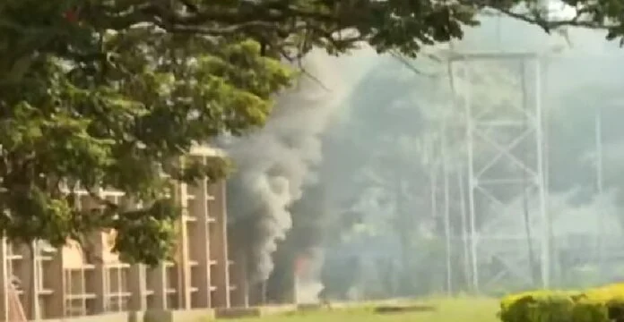 Κένυα: Έβαλαν φωτιά στο κτήριο της Βουλής – Πληροφορίες για 10 νεκρούς από πυρά αστυνομικών (βίντεο)