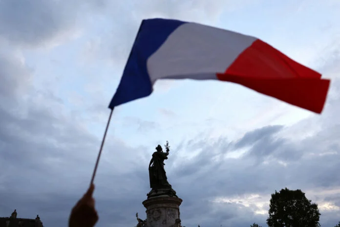 Γαλλία: Επιχείρηση «μπλόκο στην ακροδεξιά» δια της… απόσυρσης