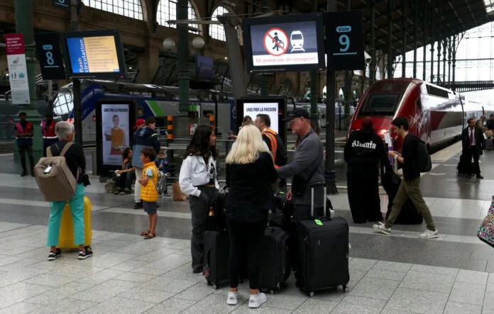 Γαλλία: Φωτιά σε συρμούς του σιδηροδρόμου – Καταγγελίες για σαμποτάζ, ακυρώσεις δρομολογίων