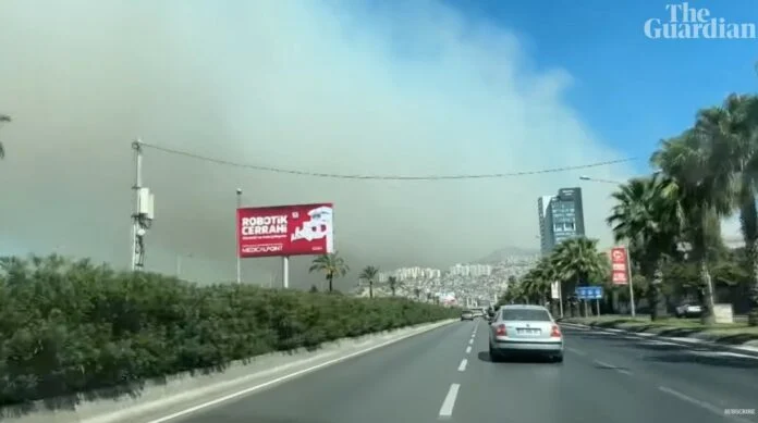 Σμύρνη: Μαίνεται η πυρκαγιά και απειλεί κατηκοιμένες περιοχές