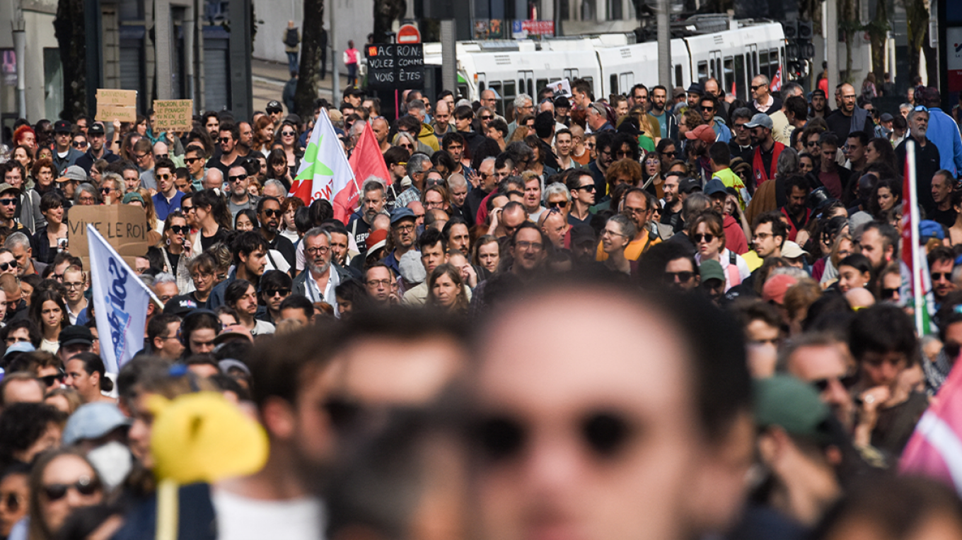 Γαλλία: Χιλιάδες διαδήλωσαν ενάντια στον διορισμό του Μπαρνιέ